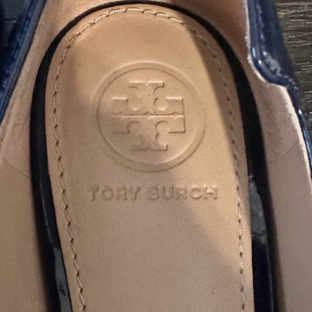 Tory Burch Melody Patent Leather Pointy Toe
Flats Pearl Emblem Slip On Size 7 - Picture 2 of 8